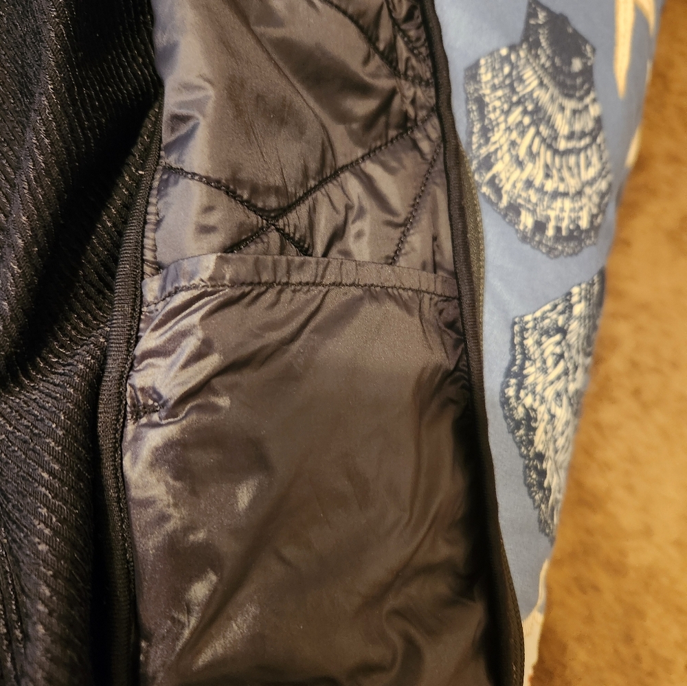 Athleta Women's Black Quilted Vest - Picture 5 of 5
